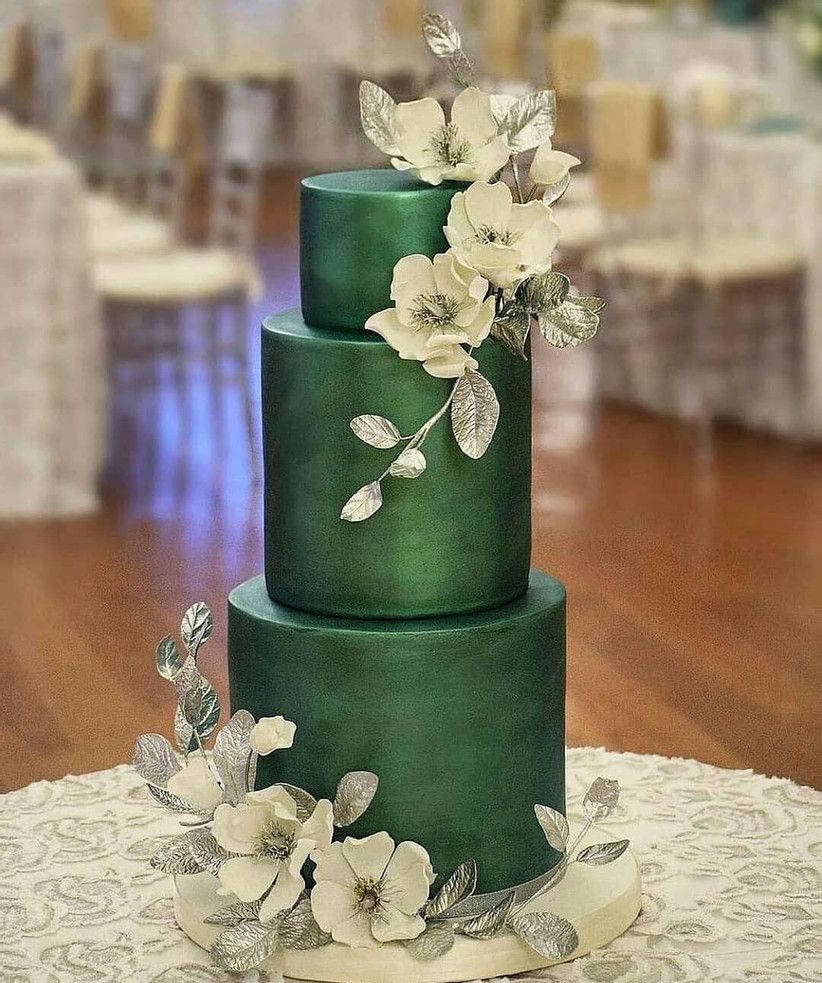 List of Latest Cake Designs That Look as Delish as They Taste Wedding Cake Stands, Elegant Wedding Cakes, Beautiful Wedding Cakes, Wedding Cake Designs, Beautiful Cakes, Wedding Cake Emerald Green, Emerald Green Weddings, Winter Wedding Cake, Christmas Wedding