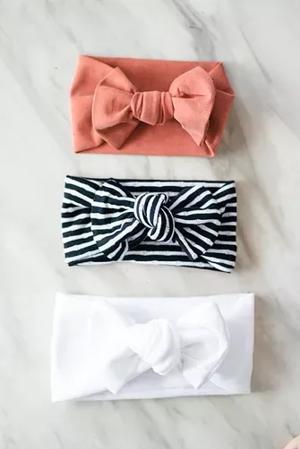 DIY No-Sew Baby Bow Head Wrap - Something Turquoise Diy Baby Bows Headbands, Girls Hair Bows Diy, Sewing Headbands, Baby Girl Hair Bows, Baby Girl Diy, Baby Bow Headband, Diy For Girls, Hairband For Baby Girl, No Sew Baby