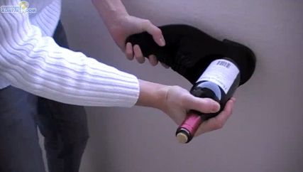 How to open a wine bottle with your shoe - ok, who wants to try this?! Household Hacks, Cleaning Hacks, Spray Paint Tips, Bar A Vin, Making Life Easier, Wine Opener, Handy Dandy, Everyday Objects, Wine Bar