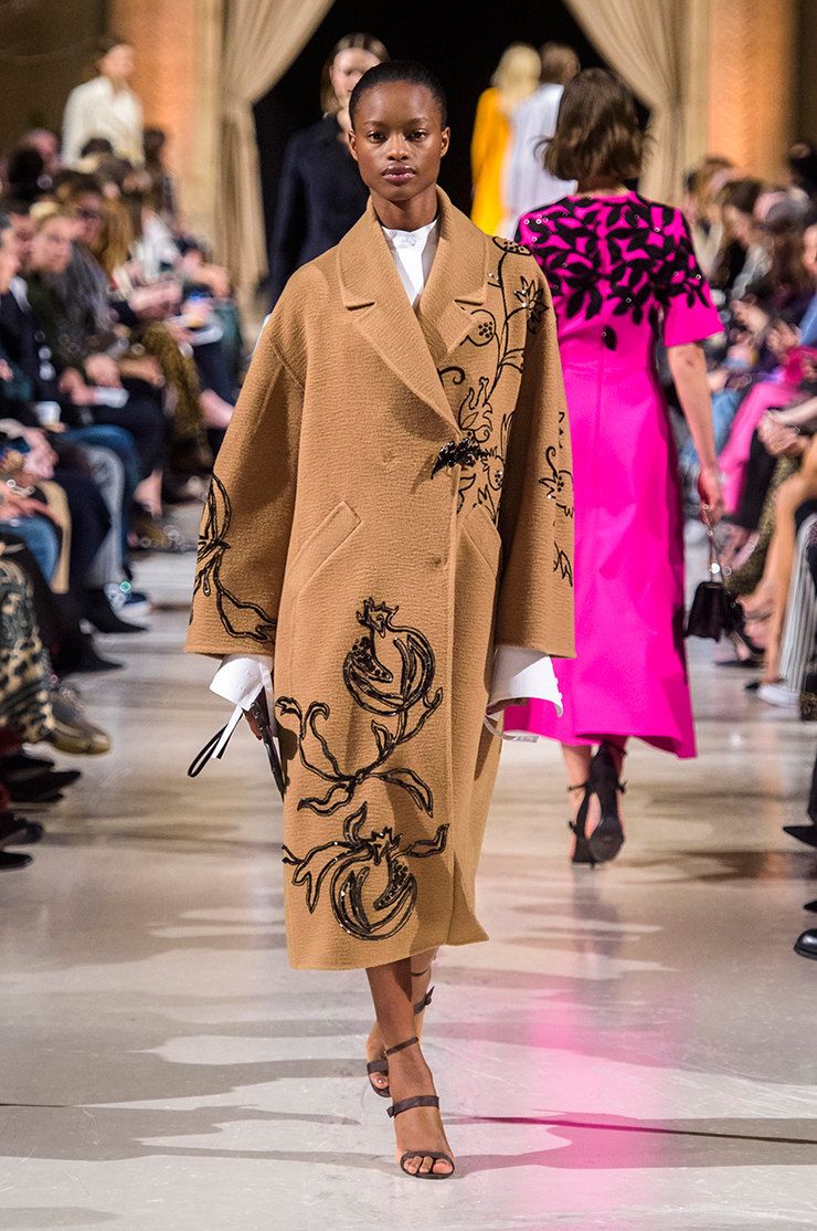 Смотреть Вечерний шик: коллекция Oscar de la Renta осень-зима 2019-2020 видео Смотреть Вечерний шик: коллекция Oscar de la Renta осень-зима 2019-2020 видео