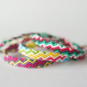 Ручная стрелка Тканые красочные полосы Дружбы браслет | Etsy Bright Gold, Grey And Gold, Green Item, Friendship Bracelet Patterns, Cotton Style, Arrow, Hippie Boho, Stripe, Woven