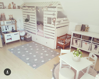 DIY Kinderbett in Hausoptik - Elas Dekoideen