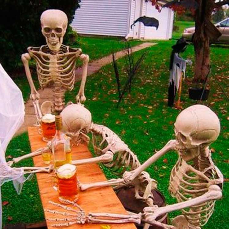 ¡Lee hasta el final, hay trivia! La entrada 5 consejos para decorar tu casa de terror con temática de Halloween se publicó primero en Mujer de 10: Guía real para la mujer actual. Entérate ya.. Halloween Mono, Halloween Yard Art, Casa Halloween, Halloween Outside, Halloween Diy Outdoor, Easy Diy Halloween, Vintage Halloween, Funny Halloween, Halloween Crafts