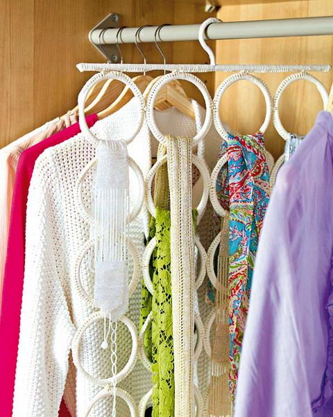 Guardando bufandas Scarf Organization, Home Organisation, How To Store Scarves, Hang Scarves, Scarf Holder, Scarf Rack, Scarf Belt, Diy Scarf, Scarf Storage