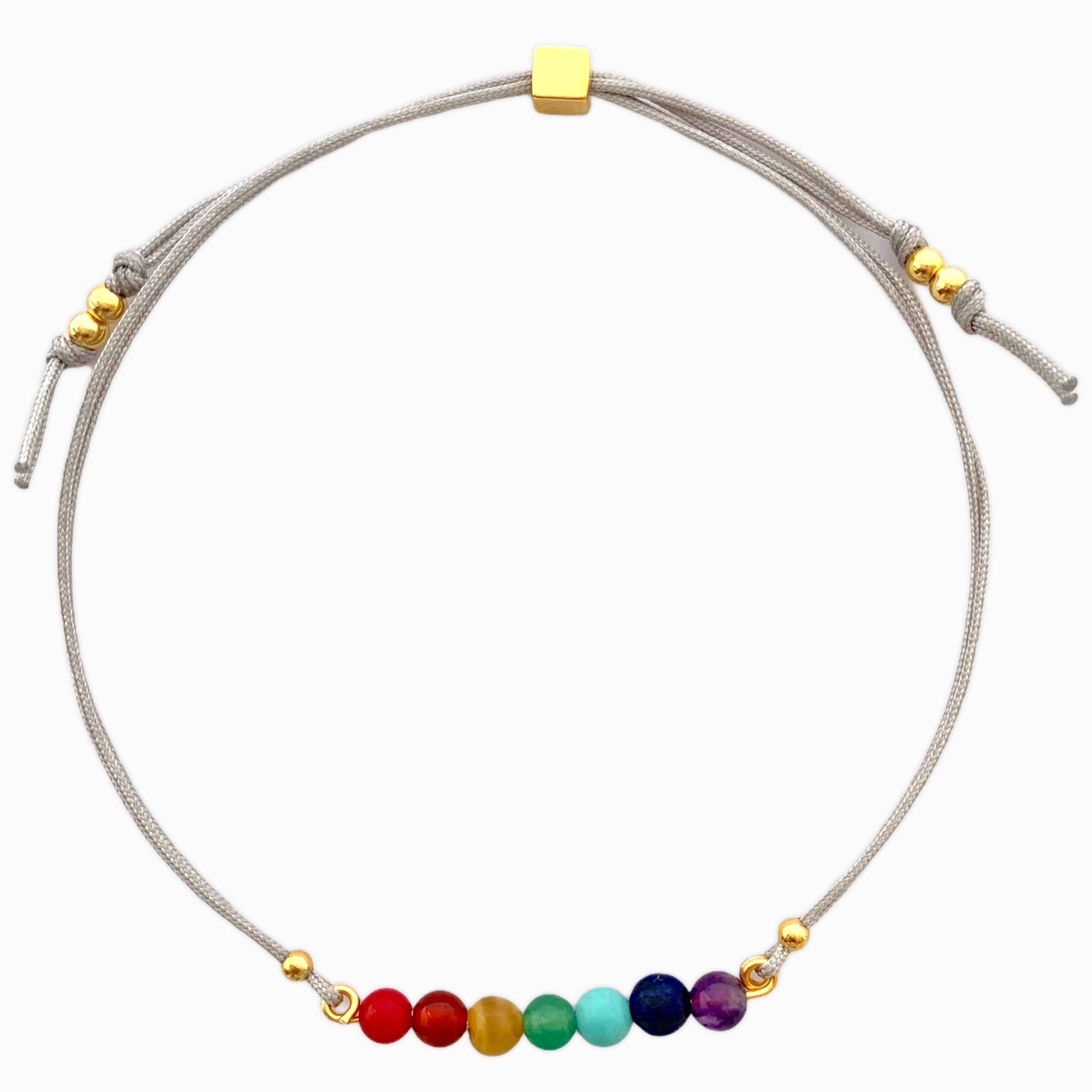 Pulsera 7 Chakras piedras naturales para mujer hilo gris con significado, delicada y femenina elaborada a mano. El dije de 7 Chakras es un símbolo de energía. Nuestras pulseras están llenas de significado y amor para inspirar y empoderar. Especificaciones: Piedras naturales Herrajes y balines con baño de oro Hilo de fibra textil Pulsera ajustable con pasador Importante: El color de las piedras varia de pulsera a pulsera. Textiles, Beaded Necklace, Pendant Necklace, 7 Chakras, Jewelry, Products, Fashion, Fiber, Amor