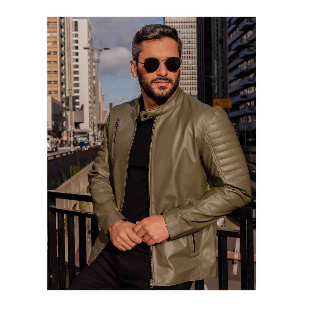 A cor verde é forte tendência para o Inverno 2020, e já está presente em nossas jaquetas. 😊 . . . Ref.:378 . . #javalicouros #courolegítimo #jaquetadecouro #jaquetadecouromasculina Military Jacket, Raincoat, Instagram, Fashion, Mens Leather Bomber Jacket, Down Jackets, Real Leather, Strong, Gift