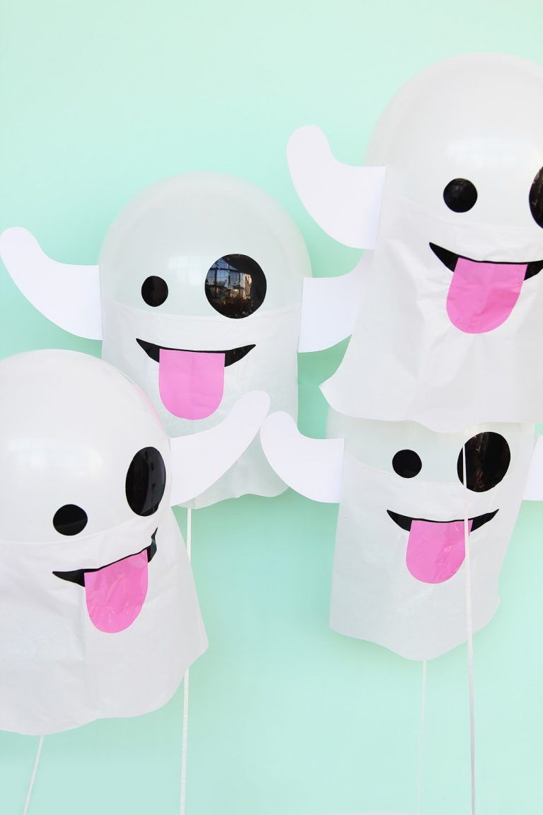 Make a set of emoji ghost balloons with this DIY Halloween decor - Do It Yourself Halloween Decorations Make a set of emoji ghost balloons with this DIY Halloween decor - Do It Yourself Halloween Decorations
