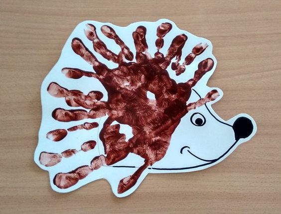 Je nach Alter der Kinder die Igel frei vorgeben. Mit den Händen die Stacheln drucken mit einem schwarzen Stift die Konturen ei… | Crafts for kids, Toddler crafts, Preschool crafts #toddlercrafts