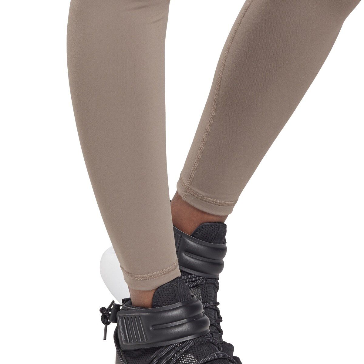 Desde clases de spinning hasta yoga prenatal, estas licras de training para mujer fueron diseñadas para mantenerte cómoda. están hechas de tejido que repele el sudor, y su pretina de alta elasticidad le brinda soporte adicional a tu pancita. el diseño sin costuras se siente muy suave sobre tu piel y favorece tu figura. Yoga Prenatal, Reebok, Sports Shops, Spinning, Heeled Mules, Maternity, Shoes, Shopping, Products