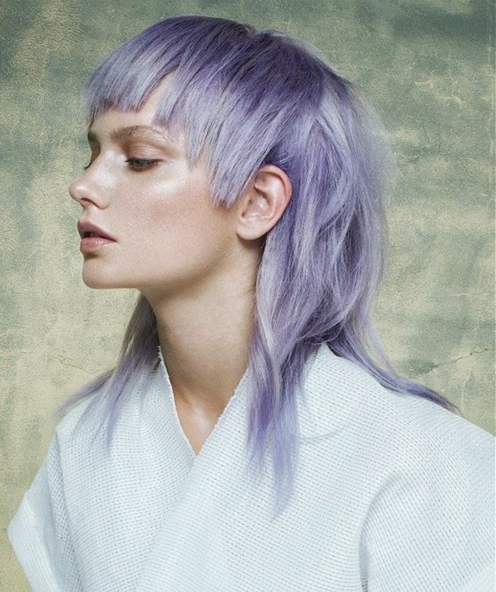 coupe de cheveux femme mi long aux reflets violets et a la frange degradée asymétrique Mullet Haircut, Mullet Hairstyle, Decent Hairstyle, Trendy Haircut, Creative Haircuts, Natural Hair Styles, Short Hair Styles, Toni And Guy, Edgy Hair