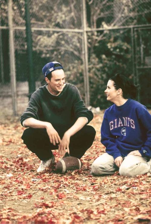 #F.R.I.E.N.D.S Chandler Bing(Matthew Perry) & Monica Geller(Courteney Cox) Serie Friends, Friends Cast, Friends Moments, I Love My Friends, Friends Show, Friends Forever, Monica Friends, Friends Episodes, Funny Friends