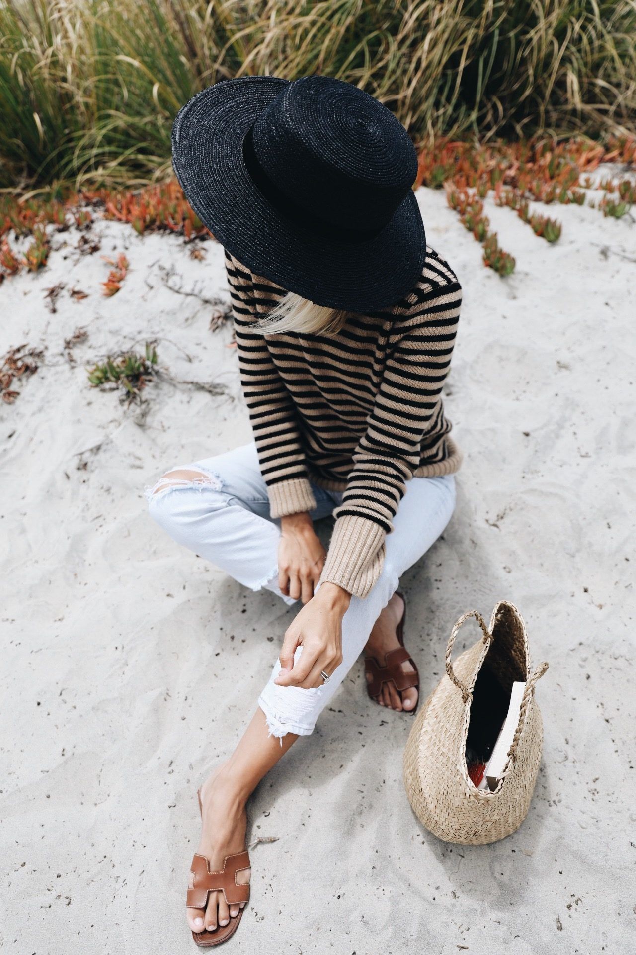 Hermes Oran Sandals, Hermes Shoes, Jean Destroy, Summer Layers, Mules, Into The Fire, Petite Fashion Tips, Sandals Outfit, Punk Fashion