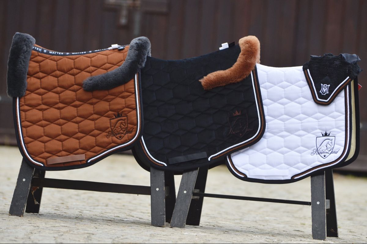 #horsefashion #saddlepad #black #allinblack #horse #equestrian #equestrianfashion #psofsweden #dressage #classy #eskadron #equestrianstockholm Horse Equestrian, Equestrian Style, Horse Fashion, Saddle Pads, Dressage, Classy, Black, Decor, Decoration