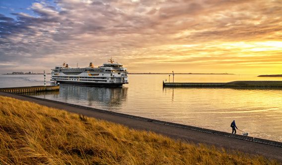 Veerboot en zonsondergang op Texel / Ferry and sunset on Texel Website: http://justinsinner.nl Webshop: http://justinsinner.werkaandemuur.nl/nl Holland Cities, Visit Holland, North Holland, Holland Beach, The Province, Where To Go, Sunrise Sunset, Netherlands, Places To Visit