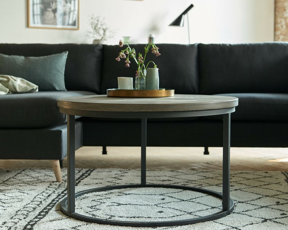 Runde Sofaborde Moderne Detaljer Lyse Taepper Og Pyntepuder