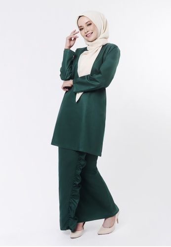 EMBUN Basic Kurung Dark Green from Inhanna in Green EMBUN Basic Kurung Dark Green from Inhanna in Green - Modern Kurung - Regular Fit - Teluk Belanga neckline with single button - Regular fit sleeves - ... Baju Kurung Moden, Kebaya, Dart, Dark Green, Ruffles, Bodice, Pencil Skirt, Skirts, Sleeves