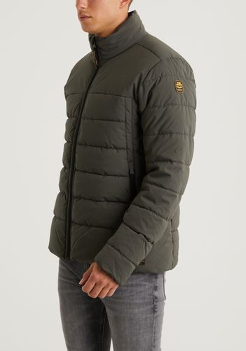De Airgeneer Is Een Korte Winterjas Van Pme Legend. Deze Jas Is Gewatteerd En Heeft Een Polyester Buiten Laag. Deze Laag Geeft De Jas De Eigenschappen Dat Deze Waterafstotend En Winddicht Is, Daarnaast Is Het Een Flexibel Materiaal Waardoor De Jas Iets Rekbaar Is. De Airgeneer Voelt Vrij Dik Aan Maar Is Toch Licht In Gewicht, De Voering Is Namelijk ‘tech Down’. Dit Is Een Erg Warme Voering En Toch Licht In Gewicht, Ideaal Voor Het Nederlandse Winterweer En Vrieskou.
Naast De Technische Eigen Puffer, Winter Jackets, Performance, Tops, Products, Fashion, Legends, Winter Coats, Moda