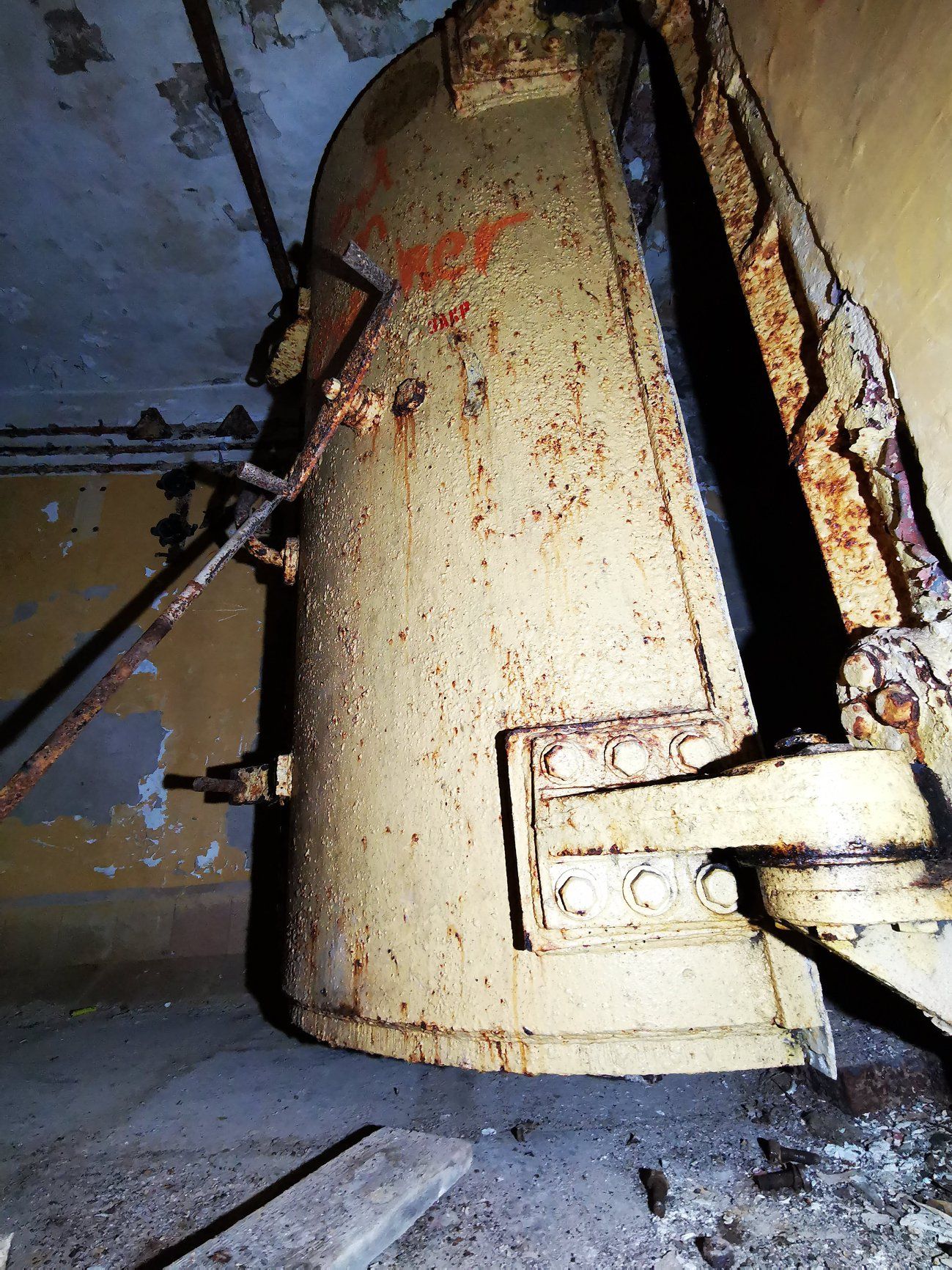 This Russian 2-storey/6000 m2 bunker site once were a heavily-protected broadcast bunker with highly sensitive radio technology, kept secret from all, even the Stasi were kept in the dark. In the lower floor, the building has a room with a rare structure, a huge platform stabilized by 4 shock absorbers. #GSSD #Bunker #ColdWar #soviet #urbex #urbanexploration #abandoned #decay #abandonedplaces #urbexphotography Places In Europe, Places Around The World, Abandoned Buildings, Abandoned Places, Era Nuclear, Fallout, Secret Bunker, Doomsday Bunker, Bunker Hill Monument