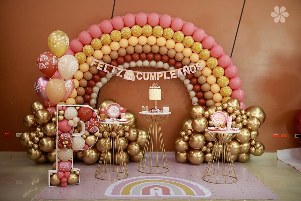 Queremos hacerte la vida más fácil y que tengas la fiesta de tus sueños con tus personajes favoritos. Por eso, prediseñamos unas fiestas para que sólo compres lo que quieras y no tengas que buscar más! Serpentina, Mural, Ornament Wreath, Wreaths, Products, Bow Braid, Archway Decor, Fiestas, Gold Stars