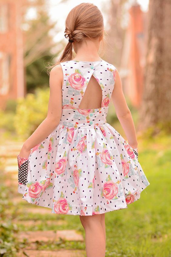 Aprenda a fazer lindos vestidos infantis com um passo a passo explicado em vídeo aulas, totalmente online. fature produzindo lindas peças para nossas princesas! #comofazervestidoinfantil #comofazervestidoinfantilpassoapasso #comofazervestidodefestainfantil #comofazervestidodebatizado #comofazervestidodedaminha #comofazervestidodedamadehonra #vestidoinfantil #vestidodefestainfantil #passoapasso #modelagemdevestidoinfantil #corteecosturaparainiciante #vestidodefestabranco Kids Frocks, Frocks For Girls, Little Girl Dresses, Little Girl Dress Patterns, Kids Dress Patterns, Girls Dress Pattern Free, Skirt Patterns, Coat Patterns, Blouse Patterns