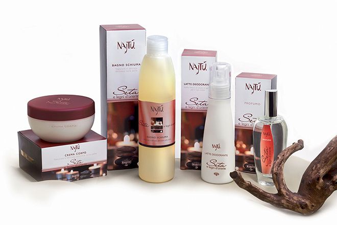 Italská bio certifikovaná kosmetika Najtú dorazila do ČR | WOMAN&STYLE Rosé Wine Bottle, Rose Wine, Coffee Bag, Drinks, Drinking, Beverages, Drink, Beverage
