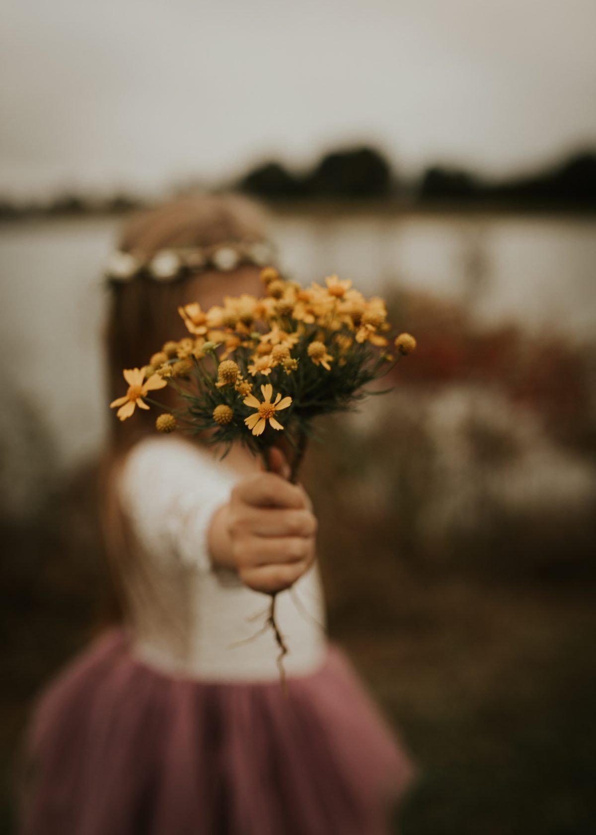 How to show emotion without photographing a face - Emotional StoryTelling Meadow Photography, Outdoor Photography, Children Photography, Family Photography, Portrait Photography, Large Family Photos, Family Picture Poses, Family Posing, Family Pictures