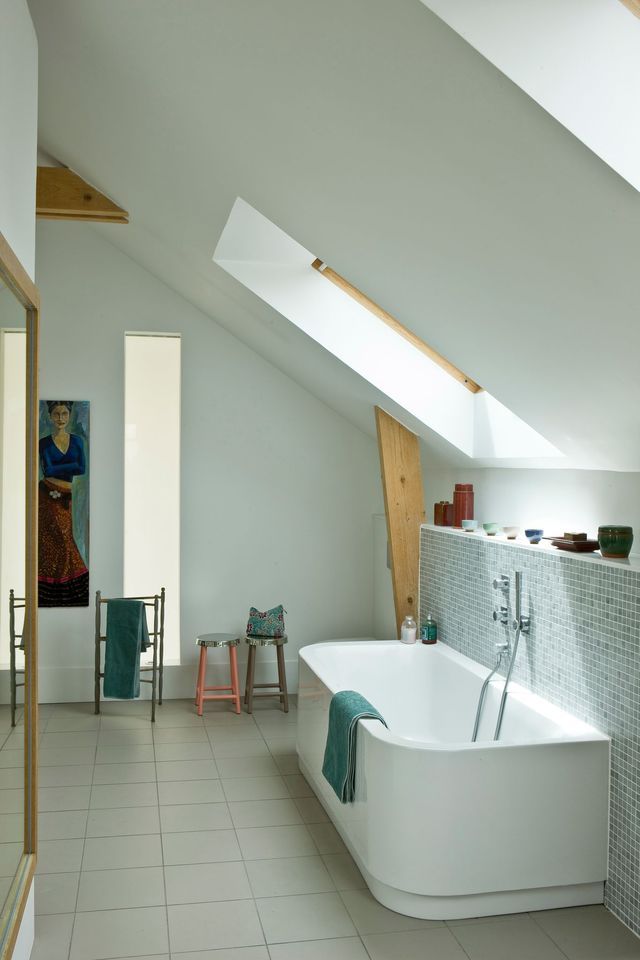 Salle de bain sous combles 5 exemples bien aménagés Salle de bains sous combles, Salle de Salle de bain sous combles 5 exemples bien aménagés Salle de bains sous combles, Salle de