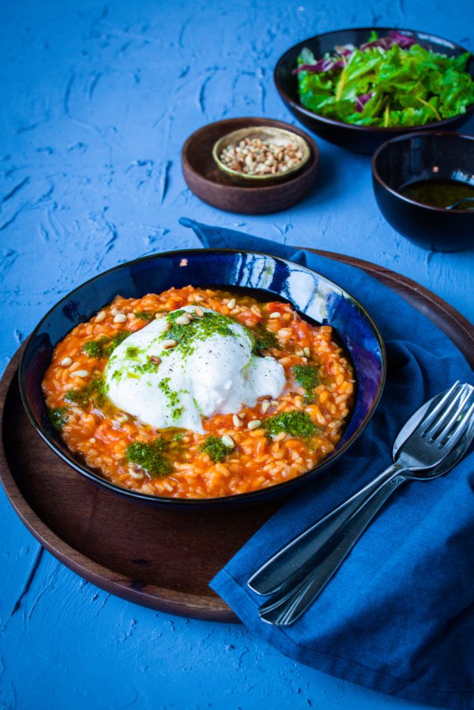 Tomatenrisotto met burrata & pesto | Knoeien met Inge #risotto #vegetarisch Great Pasta Recipes, Burrata, Pesto, Good Mood, Comfort Food, Foodies, Vegetarian Recipes, Food Porn, Oven