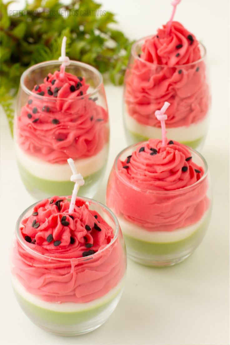 Essa é a nossa vela de melancia com Chantilly de parafina, desenvolvida com detalhes da fruta para deixar o momento especial. Feita com essência (80%) Frutal Intand e (20%) Melancia. Drink Candles, Velas Candles, Dessert Candles, Diy Soy Candles, Food Candles, Candle Cake, Sweet Candles, Cute Candles, Beautiful Candles