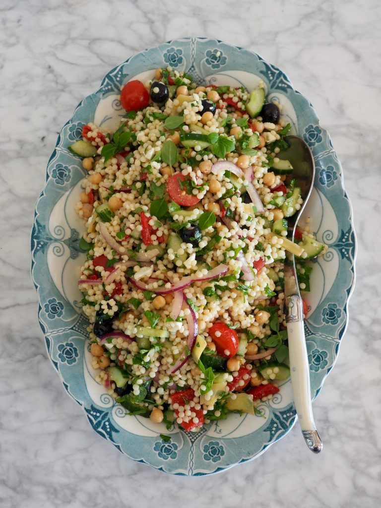Sjekk ut denne oppskriften på couscoussalat med smaken av middelhavet her på bloggen min Mat på bordet. Passer utmerket som et måltid i seg selv eller servert som tilbehør til for eksempel grillmat. Health And Wellbeing, Fried Rice, Guacamole, Risotto, Nom Nom, Cookbook, Salads, Mad, Food And Drink