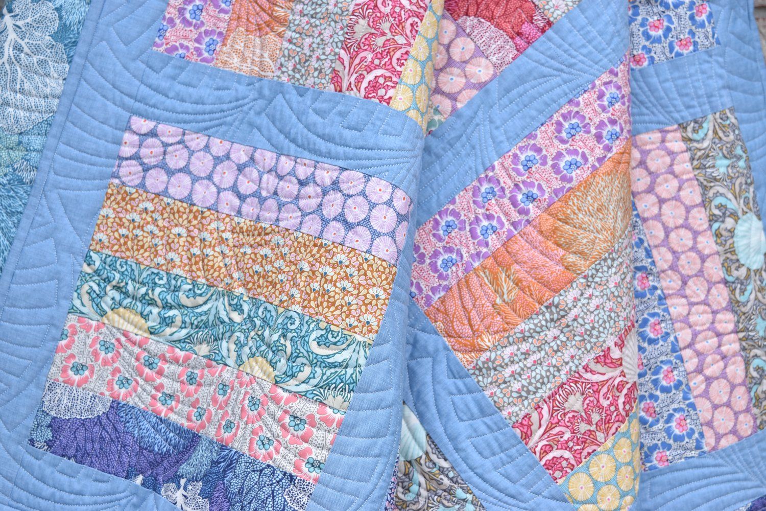 Jelly Filled {another FREE jelly roll quilt pattern!!} — Material Girl Quilts Kid Quilts Patterns, Jelly Roll Quilt Patterns, Beginner Quilt Patterns, Quilting For Beginners, Jellyroll Quilts, Easy Quilts, Coral Reef Print, Chambray Fabric, Girls Quilts