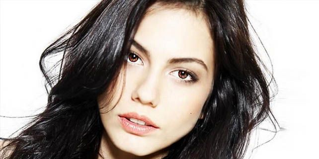 Demet Ozdemir In Hayali Gercek Oldu Dizifilm Com Turkish Beauty Beauty Long Hair Women