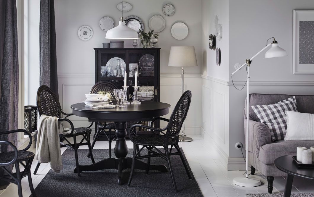 Mellemstor spisestue med et sort rundt spisebord og 4 stole af ... Plantekummer fiberbeton