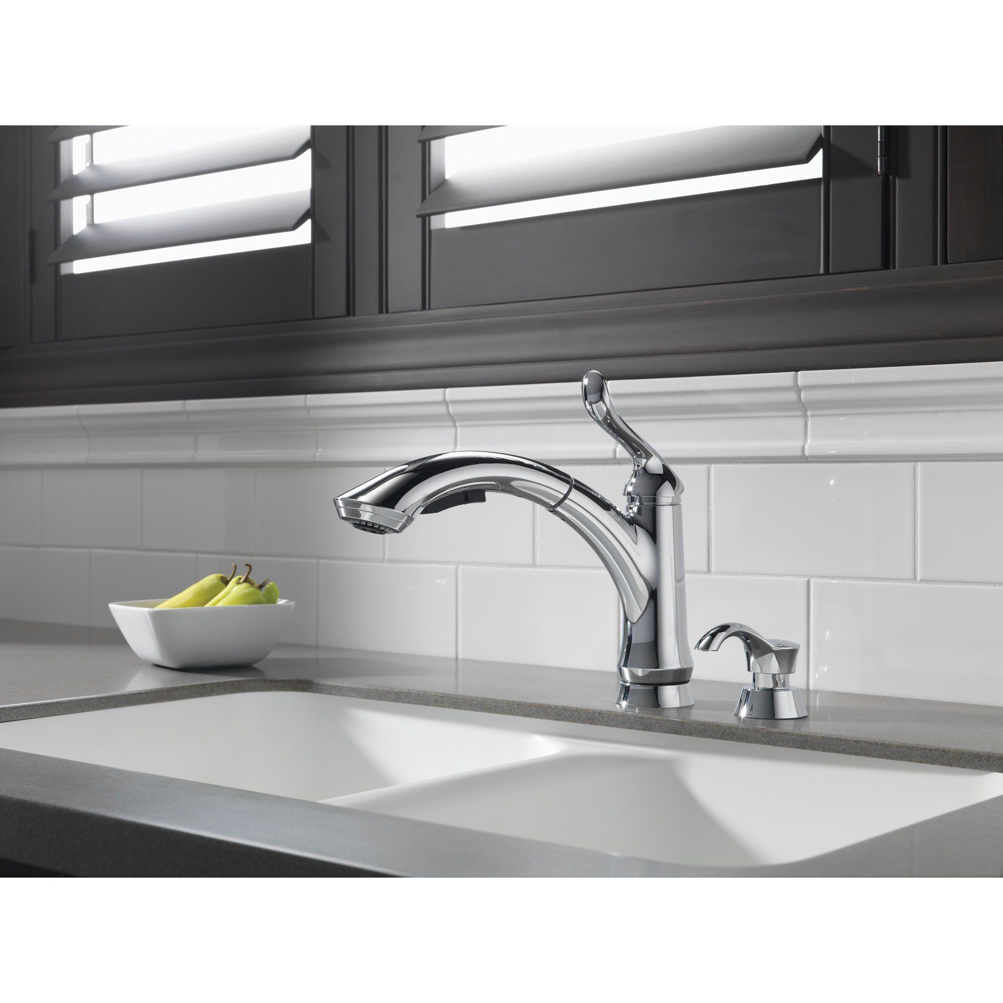 Delta linden single-handle pull-out sprayer kitchen faucet in stainless