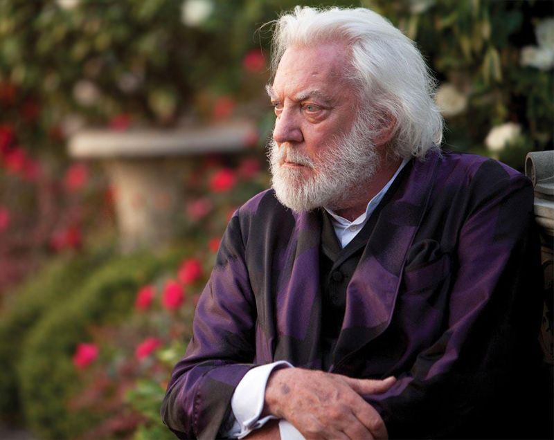 El presidente Coriolanus Snow fue el presidente de la nación de Panem durante más de 25 años. Era el antagonista principal de la trilogía Los Juegos del Hambre. A pesar de que lleva el título de presidente de Panem, no se sabe y es poco probable que fuera elegido democráticamente. Snow posee el poder total en el gobierno de Panem y ha demostrado ser un dictador cruel y manipulador, gobernando sobre el Capitolio y sus distritos. También trabaja en los Juegos del Hambre y dirige las fuerzas... The Hunger Games Books, Hunger Games Movies, Hunger Games Catching Fire, Hunger Games Trilogy, Presidente Snow, Donald Sutherland, Kiefer Sutherland, Books Vs Movies, Big Books