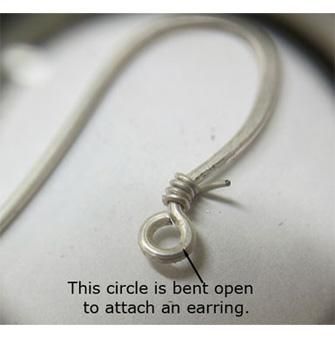 Open circle to attach earring section Hammered Wire Jewelry, Wire Wrapped Jewelry Diy, Handmade Wire Jewelry, Wire Work Jewelry, Handmade Silver, Beading Crafts, Bead Wires, Jewelry Techniques, Diy Jewelry Making