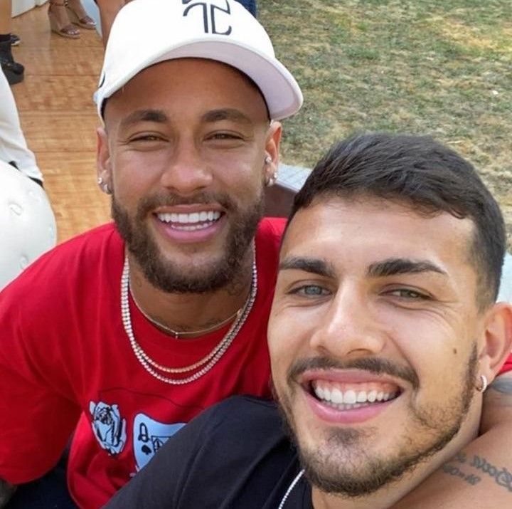 Paredes: “We are very close with Neymar, we have become real friends on and off the pitch. We joke a lot with each other. Recently, I slipped a fake snake into Neymar's locker because he had told me a few days earlier that he was very afraid of it. You would have seen his face when he saw it! The day he runs into a real one, his heart will stop. "🤣😂🤣 Men's Soccer Teams, Football Soccer, Football Players, Neymar Jr, Cristiano Ronaldo, Parrish Teen Wolf, Jordan Parrish, Paris Saint Germain, Real Friends