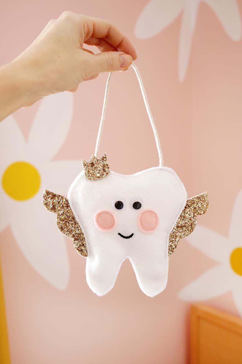 How to Make a Tooth Fairy Pillow (Free Printable with a No-Sew Option!) Tooth Fairy Pillow Diy, Tooth Fairy Pillow Pattern, Diy Tooth Fairy, Tooth Fairy Receipt, Sewing Patterns Free, Free Sewing, Sewing Ideas, Sewing 101, Sewing Tutorials