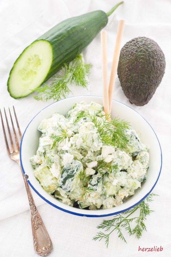 Sommersalat mit Gurke, Avocado, Feta und Dill - der besondere Salat #buffet