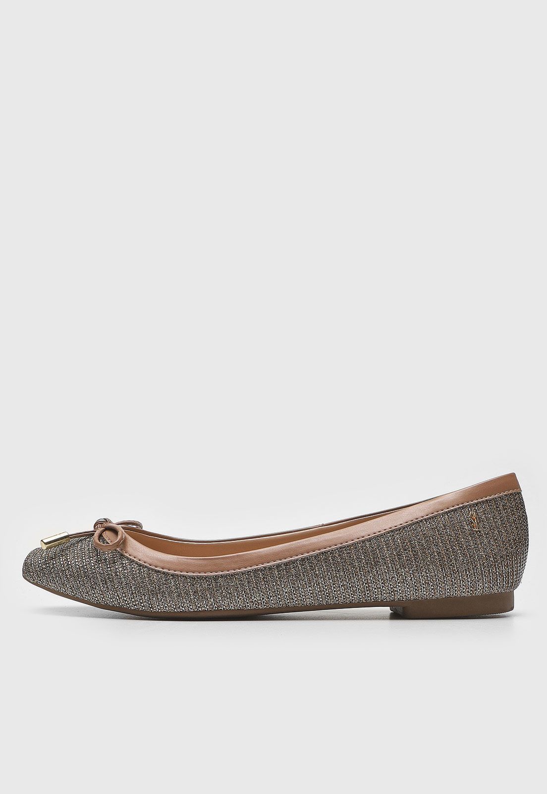Sapatilha Santa Lolla Lurex Nude/PrataBico: QuadradoCaracterísticas: Possui aplique de laçoCURINGAS! Sapatilhas, rasteirinhas e tênis casuais, são a elegância única do simples aliado ao conforto e praticidade de um calçado leve.Atemporais, nunca saem de moda.Peças essenciais para arrematar um look, os calçados versáteis com suas combinações fáceis e estilosas, são os modelos que ficam bem com qualquer tipo de visual e, por isso, são indispensáveis. Sobre a marca: A Santa Lolla nasceu com a missã Shoes, Products, Fashion, Casual Trainers, Loafers & Slip Ons, Silver, Simple, Creature Comforts, Templates