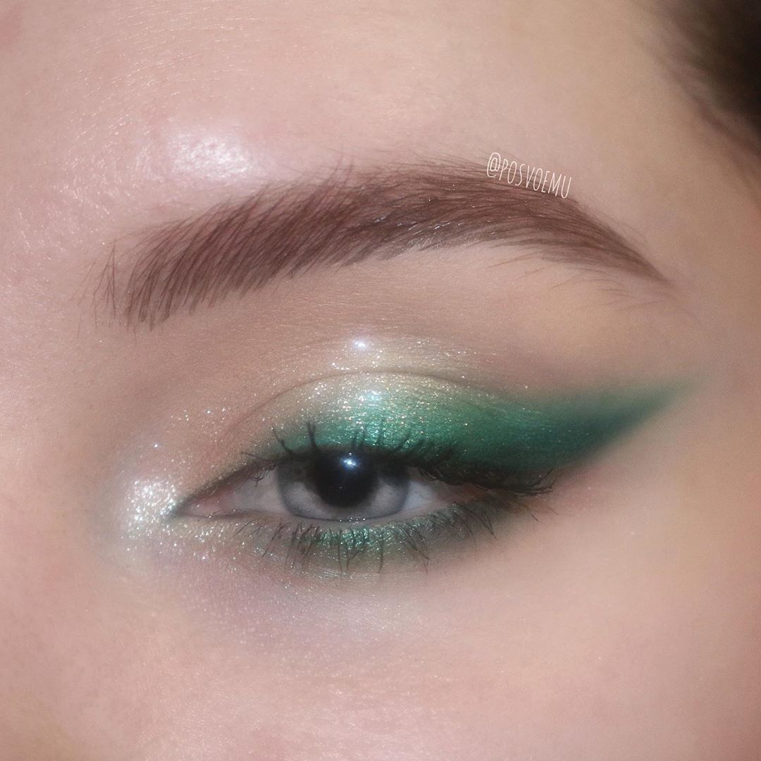 Mila Bulatova auf Instagram: „Last-Minute-Make-up für den Mistelflügel an Heiligabend, inspiriert von @iluvsarahii @katy @alatorreee & @viscera & allen, die Smaragdgrün gepostet haben…“ - Mila Bulatova auf Instagram: