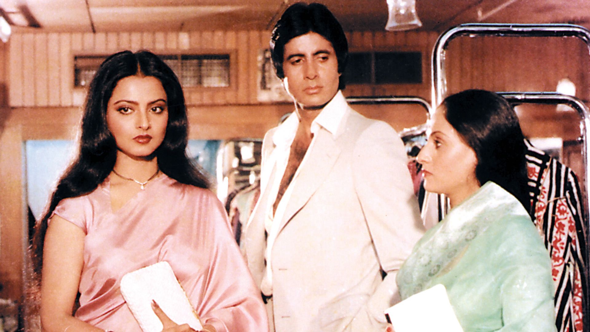 bollywood-ke-kisse-Amitabh-Bachchan-slaps-Rekha-for-this-girl-knowing-you-will-also-be-shocked bollywood-ke-kisse-Amitabh-Bachchan-slaps-Rekha-for-this-girl-knowing-you-will-also-be-shocked