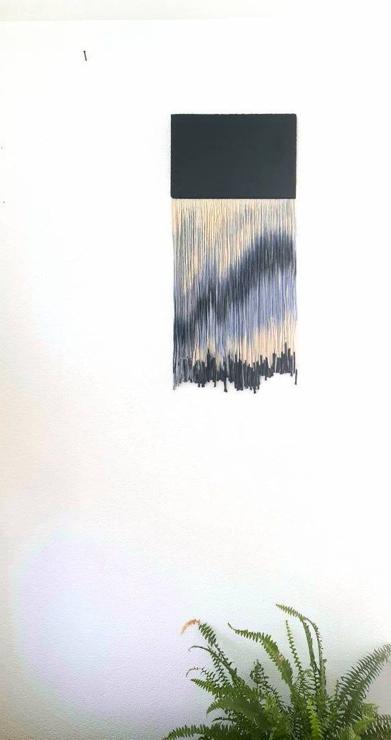 Amsterdam is een prachtige hand geverfd vezeldoek met een abstract waterontwerp. Een diepzwarte lijsteen met de authentieke randen aan de bovenkant wordt gevolgd door contrasterende tinten zacht blauw, donkerblauw, en afgewerkt met een laag van zwart als de aarde. Honderd procent katoenen strengen Slate, Amsterdam, Best Gifts, Wall Hanging, Abstract Artwork, Fancy, Artisans, Etsy Shop, Unique