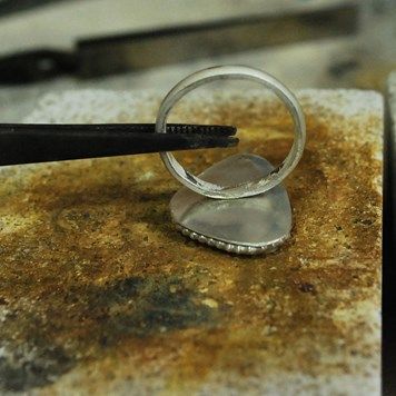 How To Make A Ring Setting For A Free Form Cabochon | Kernowcraft Metal Jewelry Making, Handmade Wire Jewelry, Jewelry Making Tutorials, Jewellery Making, Stone Settings Jewelry, Cabochon Ring Setting, Silversmithing Jewelry, Diy Beaded Rings, Bezel Jewelry