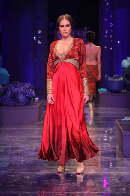 Ottoman Empire inspired fashion by JJ Valaya Indian Attire, Indian Ethnic Wear, Indian Style, Couture Runway, Couture Fashion, Indian Dresses, Indian Outfits, Latest Indian Fashion Trends, Jj Valaya