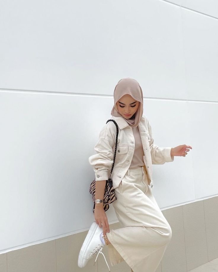 Jangan Lupa di Order Ya Kak Bisa Juga Klik Kunjungi 😊 #outfit #outfithijab #outfitoftheday #outfitinspo #outfitinspiration #outfitstyle #outfits #streetwear #ootdhijab #ootd #styleinspiration #outfitbattle #styleinspiration #youthstyle Hijab Fashion Summer, Modern Hijab Fashion, Street Hijab Fashion, Modest Fashion Hijab, Modesty Fashion, Hijab Fashion Inspiration, Mode Inspiration, Hijab Style Casual Summer Outfits, Cute Hijabi Outfits