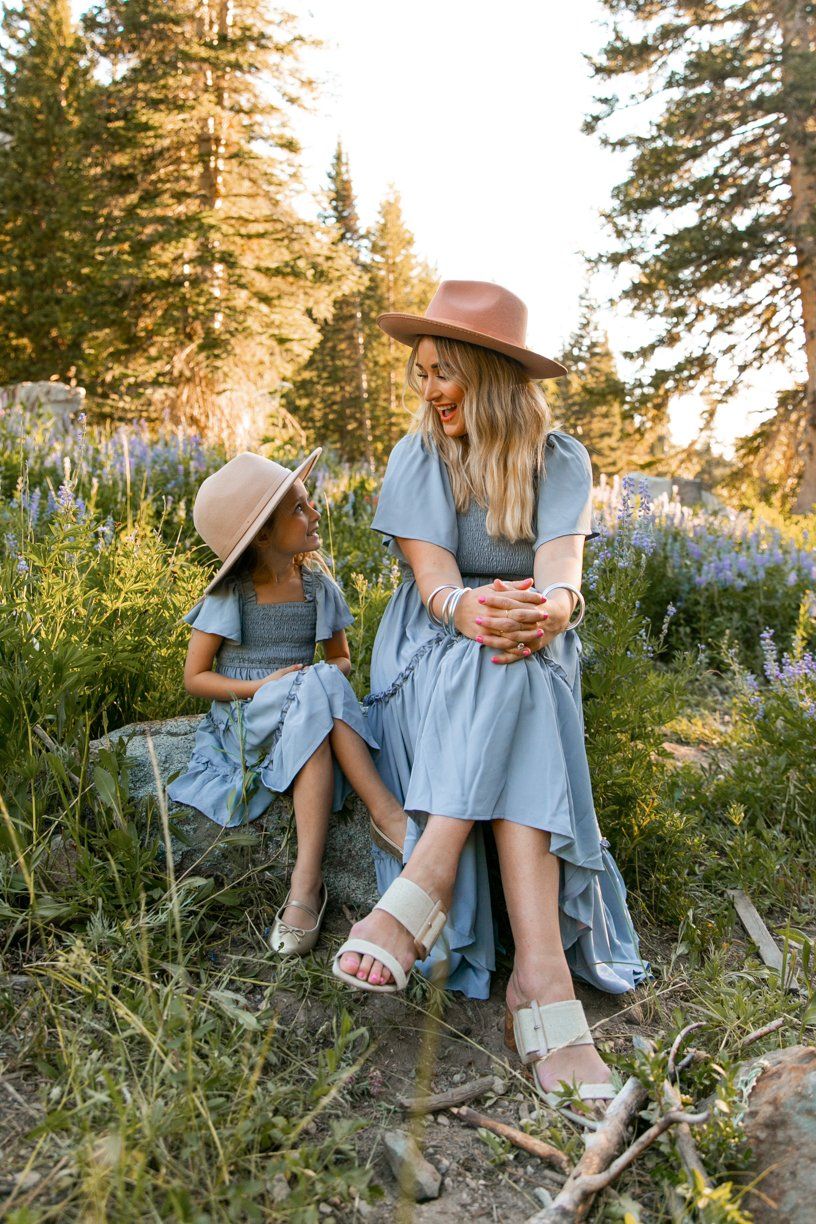 Mommy Daughter Pictures, Mom Daughter Outfits, Mother Daughter Fashion, Mom Daughter Photography, Dusty Blue Dress, Mommy And Me Photo Shoot, Dress Capris, Elegantes Outfit, Mom And Baby