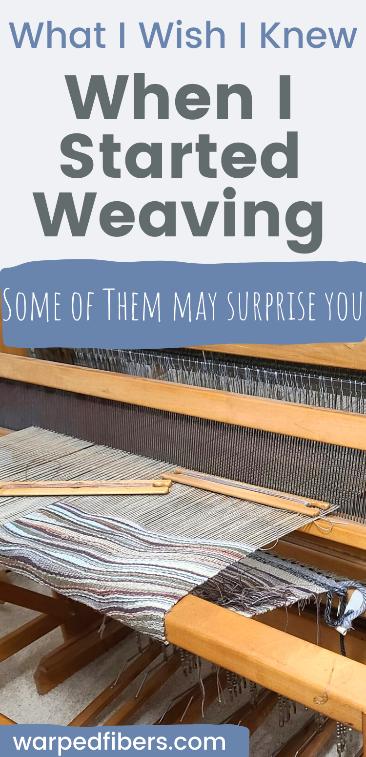 As a new weaver, there's a lot that you don't know. You learn as you keep weaving and practicing and learning. I learned these weaving truths and thoughts so I could teach them to you. Weaving Loom Diy, Weaving Loom Projects, Saori Weaving, Loom Knitting Projects, Weaving Rug, Tapestry Weaving, Hand Weaving, Rigid Heddle Weaving Patterns, Heddle Loom