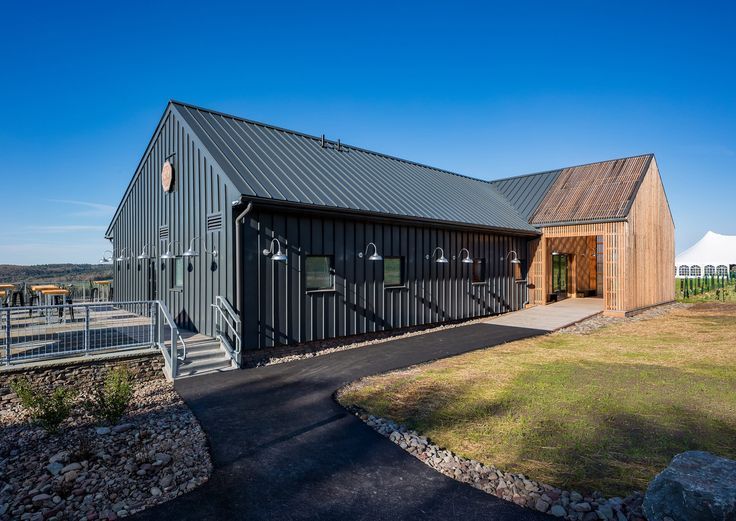 Seminary Hill Cidery nawiązuje do tradycyjnych „STODÓŁ brzegowych”. Wnętrza tej cydrowni zdobią pokryte drewnem ściany, które niegdyś stanowiły trzon konstrukcji starego mostu. 🍏 ~ Arch. River Architects ~ Fot. Brad Dickinson ~ #nowoczesnaSTODOLA #nowoczesnaSTODOŁA #dommodułowy #domydrewniane #domy #domstodola #dompasywny #drewno #projektdomu #barnhouse #ecohouse #house #houseproject #modernbarn #passivehouse #simplehouse #wood Sips Panels, Bank Barn, Agricultural Buildings, Farm Buildings, Catskill Mountains, Solar Water Heater, Wood Cladding, Site Plans, Passive House