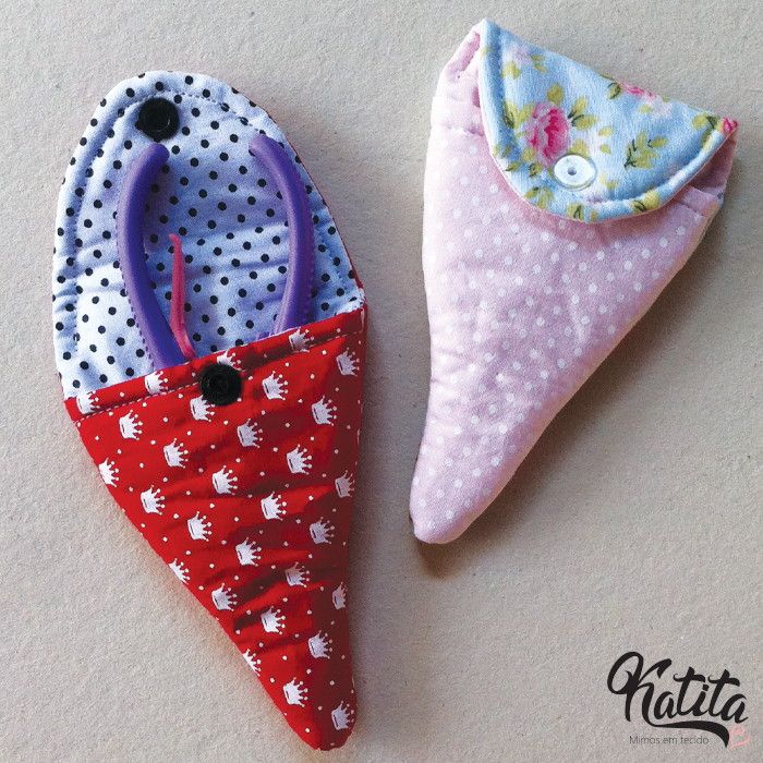Lindos portas alicates de unha de várias estampas! Ótimos para guardar e proteger. **Imagem ilustrativa - estampas sortidas. Variadas de acordo com a disponibilidade. ** Para maior quantidade, o prazo será aumentado. Sewing Hacks, Sunglasses Case, Patches, Couture, Recycled Wine Bottles, Craft Tutorials, Diy Clutch, Cute Things, Wallets